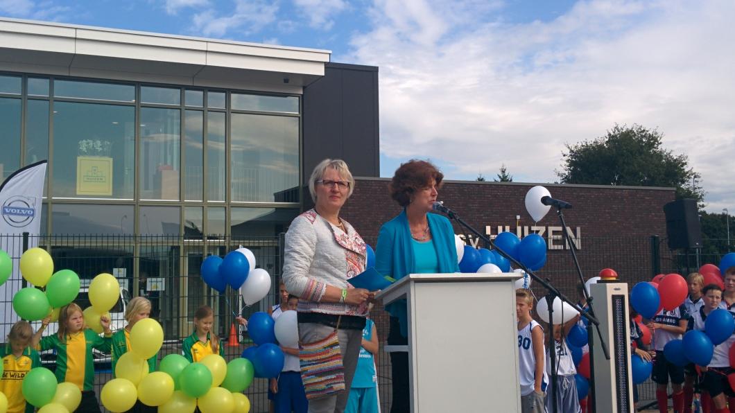 Opening door de wethouders Opening Sporthal Wolfskamer