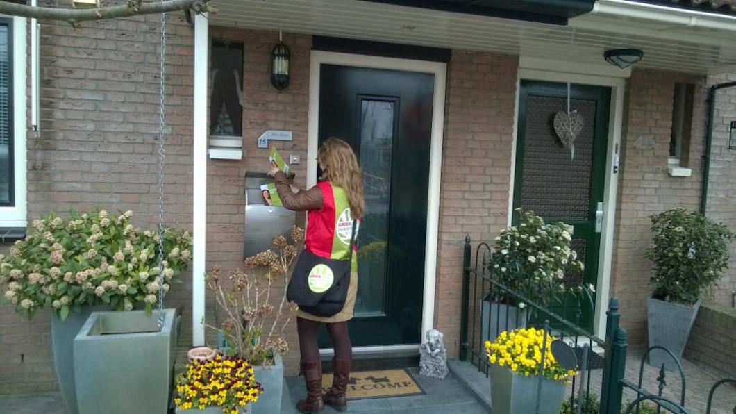 Larisa stopt een flyer in de bus HOV-flyer bezorgen