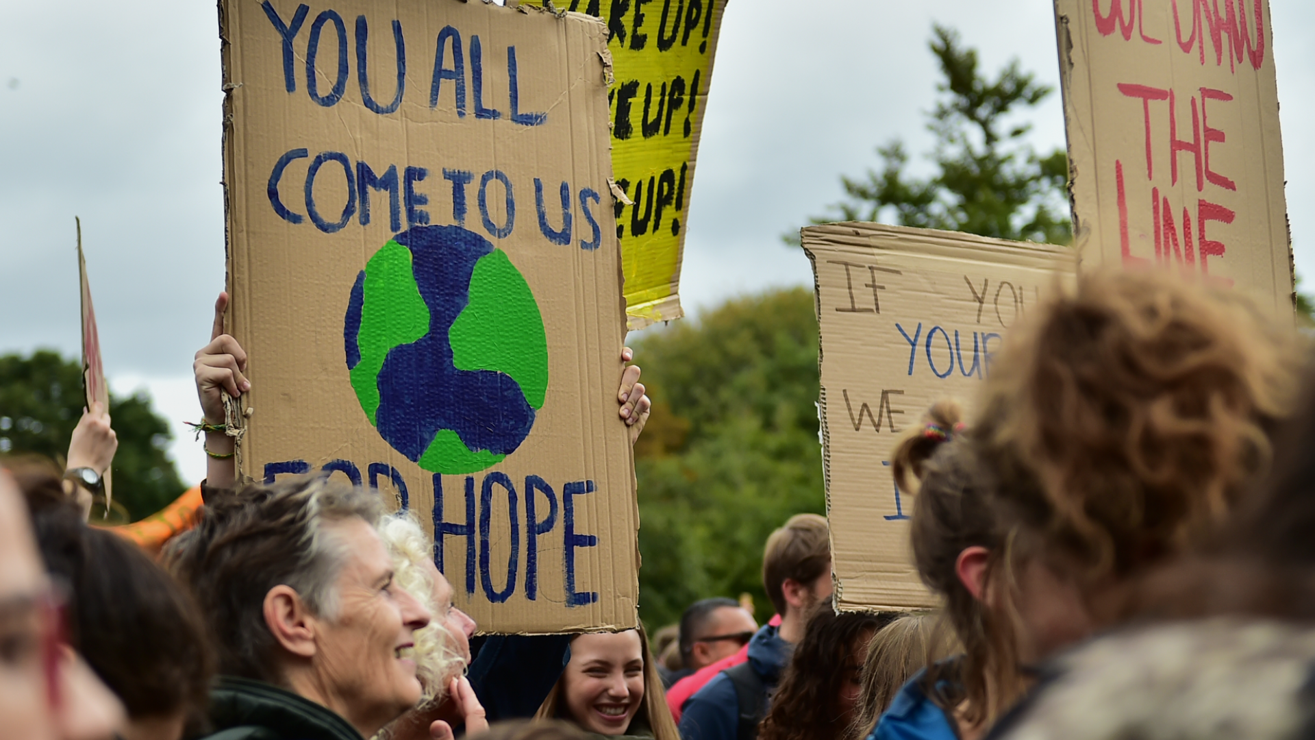 Klimaatdemonstranten met protestborden